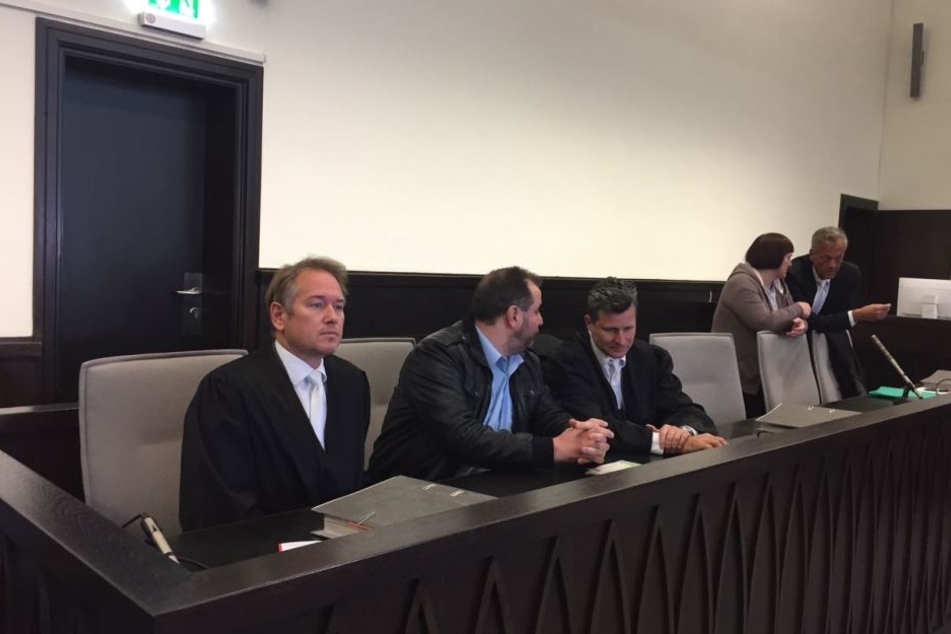 Rechtsanwalt Detlev Binder (3. von rechts) wirft Michael Osterheider schlampige Arbeit vor.