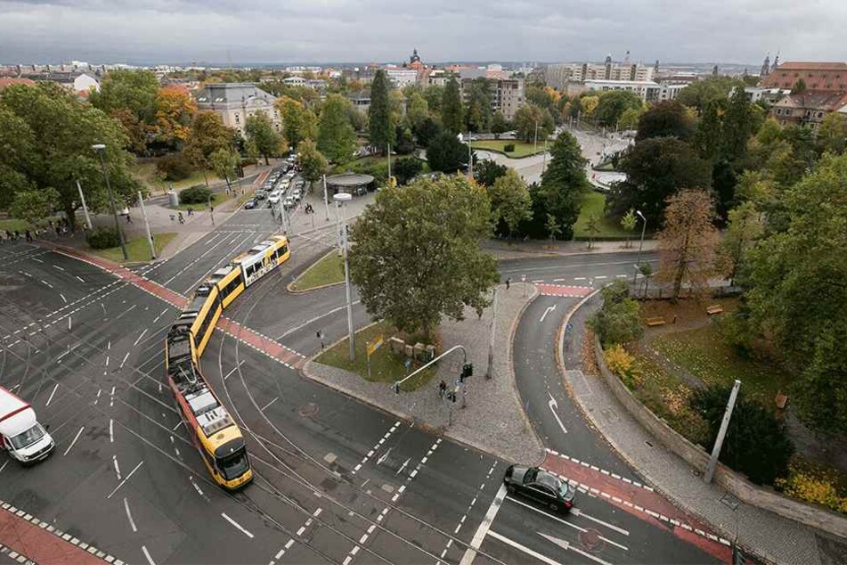 Verkehrsknoten Albertplatz: Wo Radler, Straßenbahnen, Autos und Fußgänger zusammentreffen, ist die Unfallgefahr besonders groß.