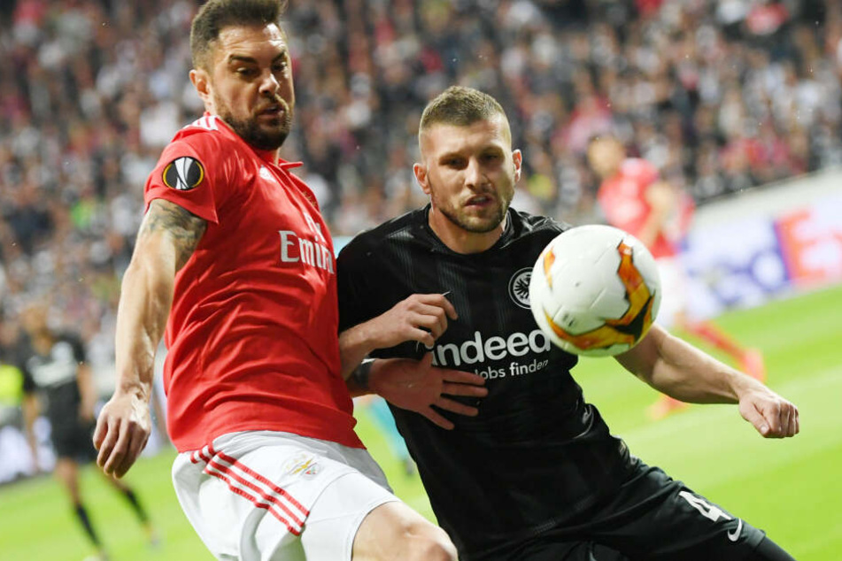 Harter Kampf um jeden einzelnen Ball: Eintrachts Ante Rebic (Re.) im Duell mit Benficas Jardel.