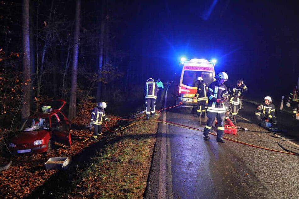 Rettungswagen und Feuerwehr vor Ort.