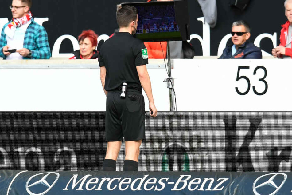 Schiedsrichter Harm Osmers beim Videobeweis.