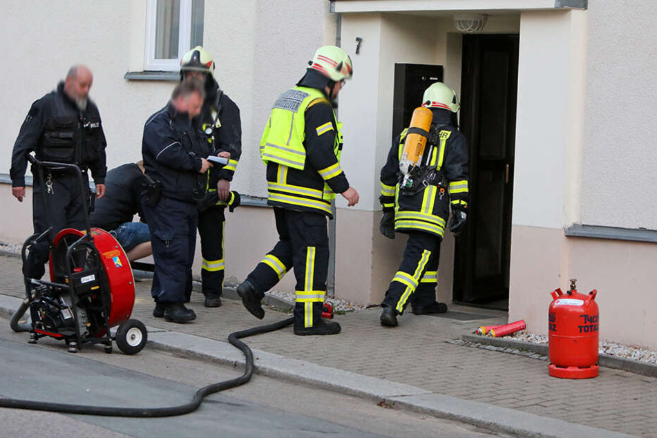 Die Feuerwehr war über eine Stunde in der Weststraße im Einsatz. Offenbar war eine Propangasflasche Ursache für den Alarm.