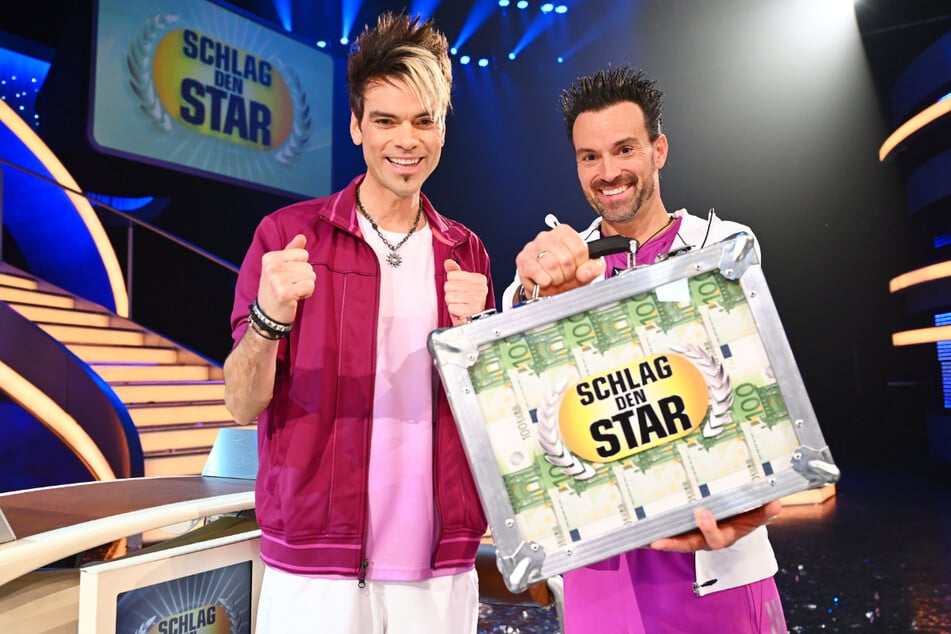 So sehen Sieger aus! Andreas (46) und Chris Ehrlich (42, l.) konnten sich bei "Schlag den Star" schlussendlich deutlich durchsetzen.