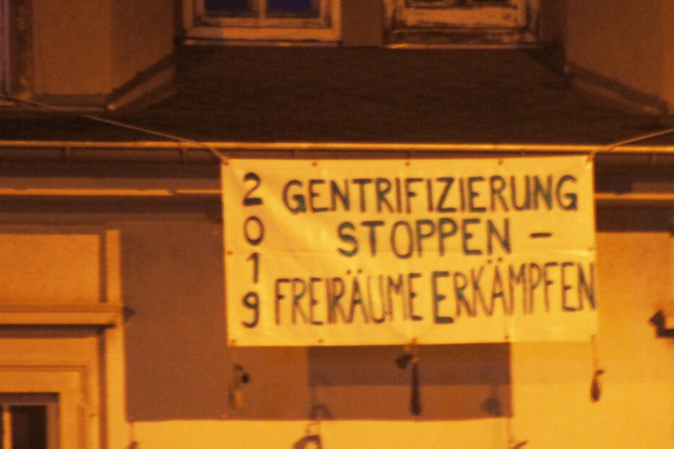 Dieses Banner hängt an dem besetzten Haus in der Neustadt.