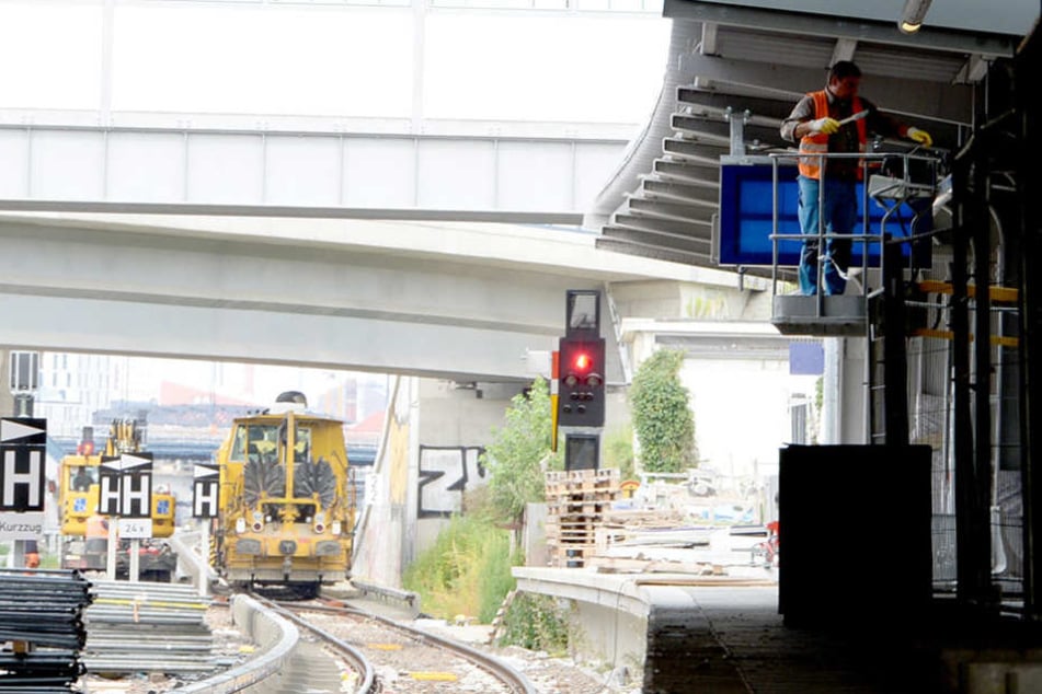 Ab Montag rollen im Bahnhof Ostkreuz wieder die S-Bahnen entlang. Bis dahin wird an den letzten Feinheiten gearbeitet.