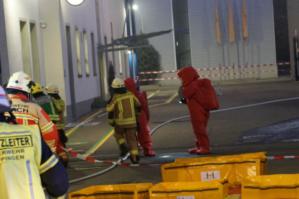 Einsatzkräfte in Spezialanzügen im Einsatz.