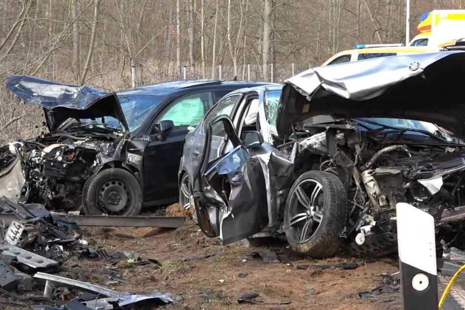 Fünf Menschen wurden bei dem schweren Unfall verletzt.