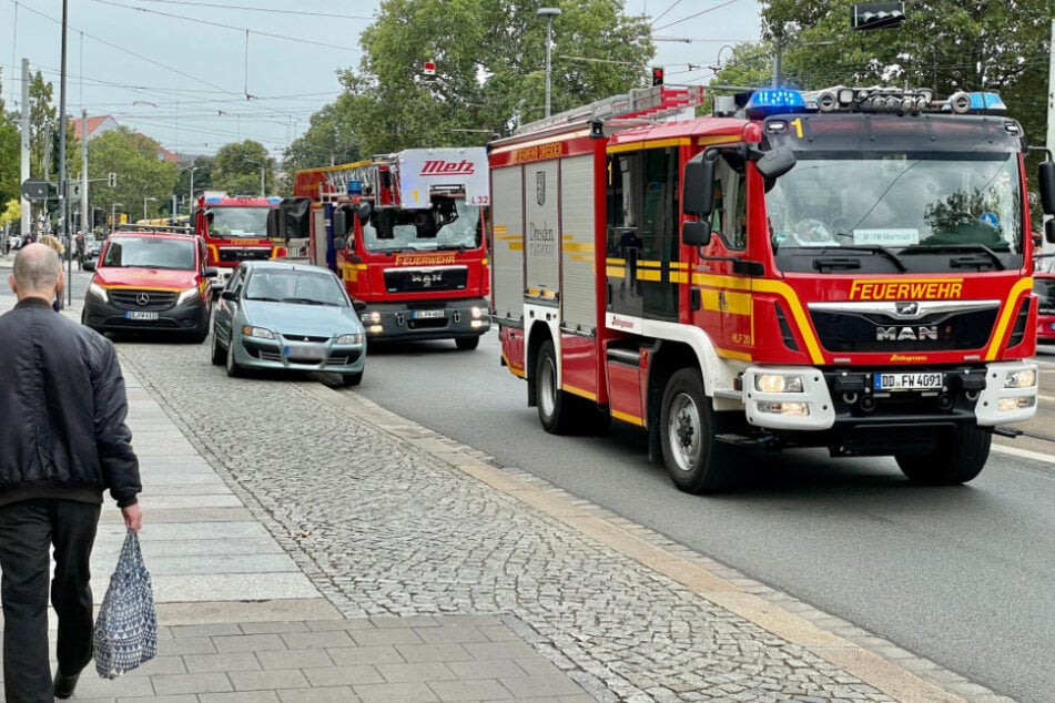Mehrere Einsatzfahrzeuge rückten am frühen Mittwochnachmittag zum Simmel-Gebäude am Albertplatz aus.