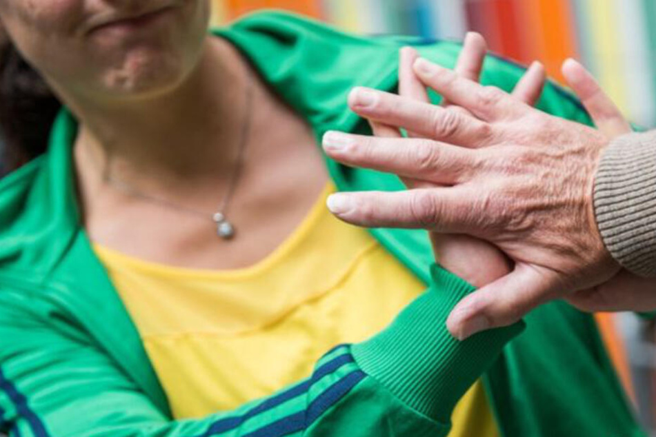 In einem Streit schlug ein junger Mann eine Frau, weil sie ihn nicht küssen wollte. (Symbolbild)