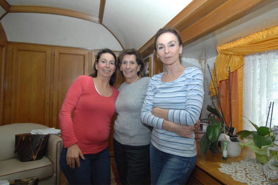Im Wohnzimmer versammelt sich oft die ganze Familie. Hier sind Mutter Renate Schneider (78) sowie Jeanette (58, rechts) und Sandy (48) zu sehen.