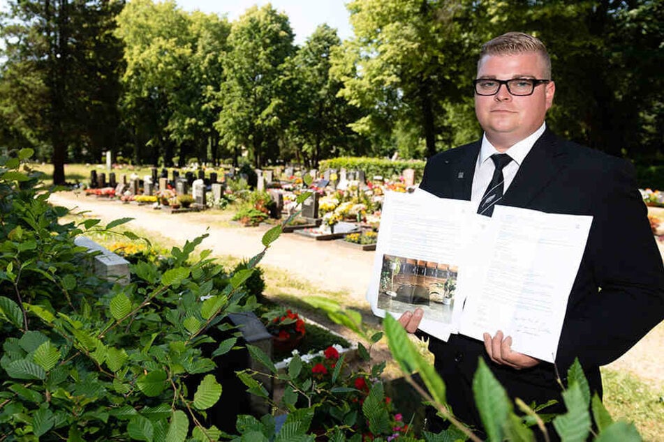 Bestatter Marcoo Klöber zeigt die Kopien einiger Beschwerdebriefe, die er wegen des verdreckten Friedhofs schon an die Stadt geschickt hat.