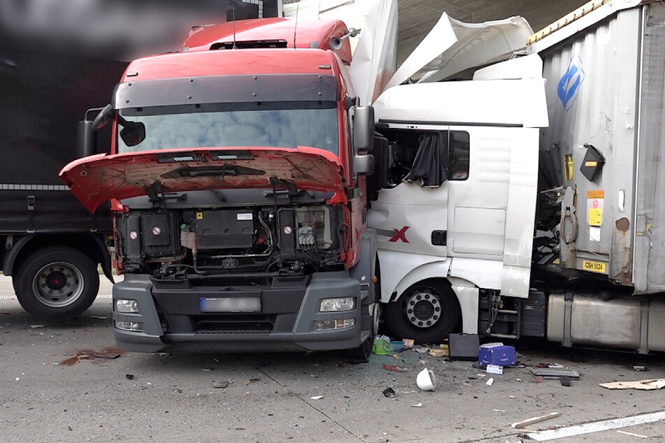 Es bildete sich daraufhin ein Stau, dessen Ende ein Lkw-Fahrer zu spät bemerkte und hinein rauschte.