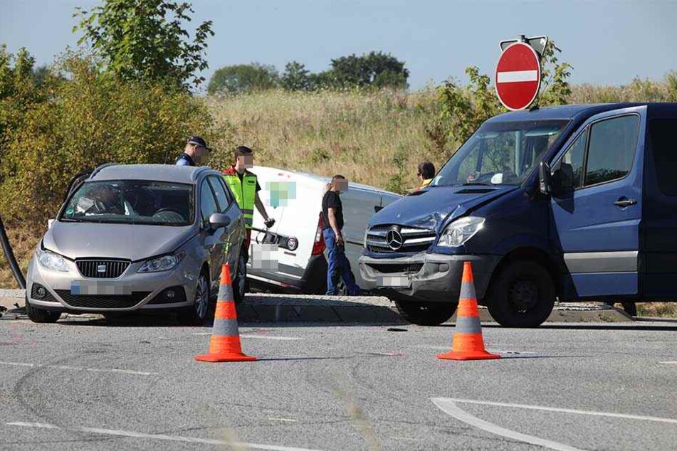 Ein drittes Fahrzeug, ein Mercedes-Benz Sprinter, wurde ebenfalls touchiert.