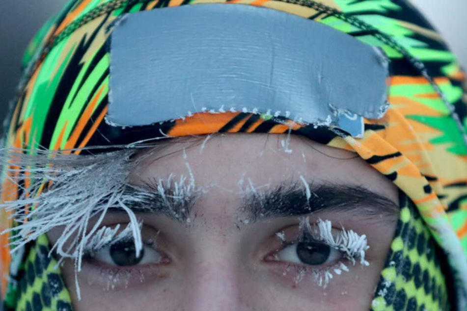 Die Wimpern und Augenbrauen von Student Daniel Dylla von der University of Minnesota sind vereist, während er beim Joggen entlang des Mississippi-Flusses innehält.
