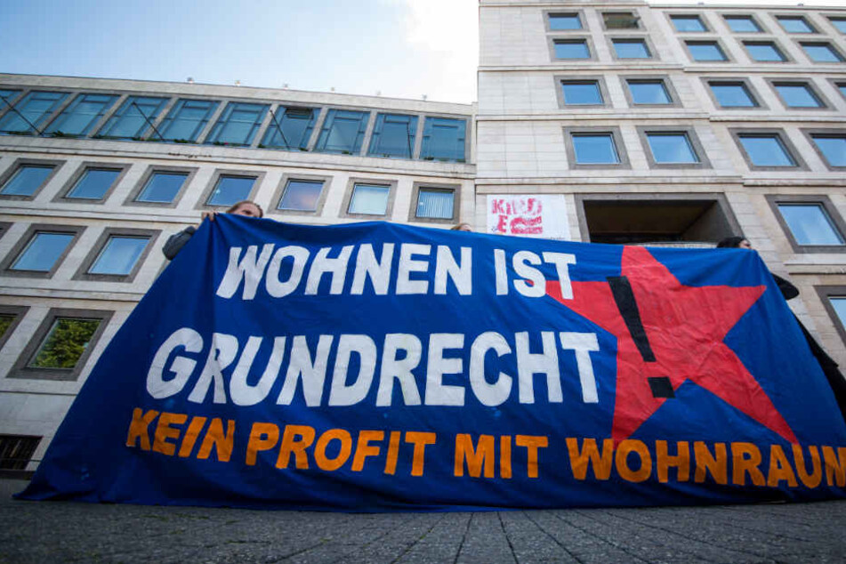 Während im Gemeinderat das Thema Wohnungsnot debattiert wurde, demonstrierten auf dem Marktplatz rund 150 Menschen.