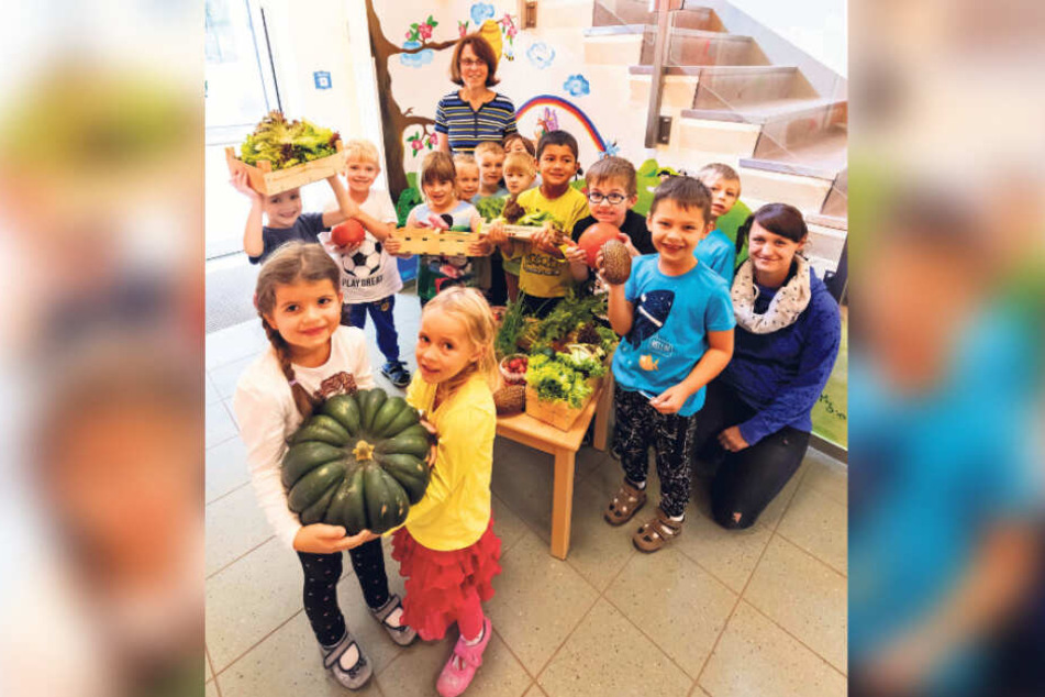 Stolz auf die eigene Ernte: Kinder der Kita Regenbogen aus Fraureuth.