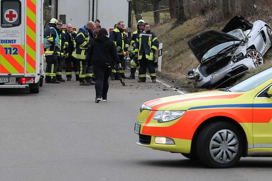 Porsche rast in Laster: Die Polizei braucht jetzt Eure Hilfe!