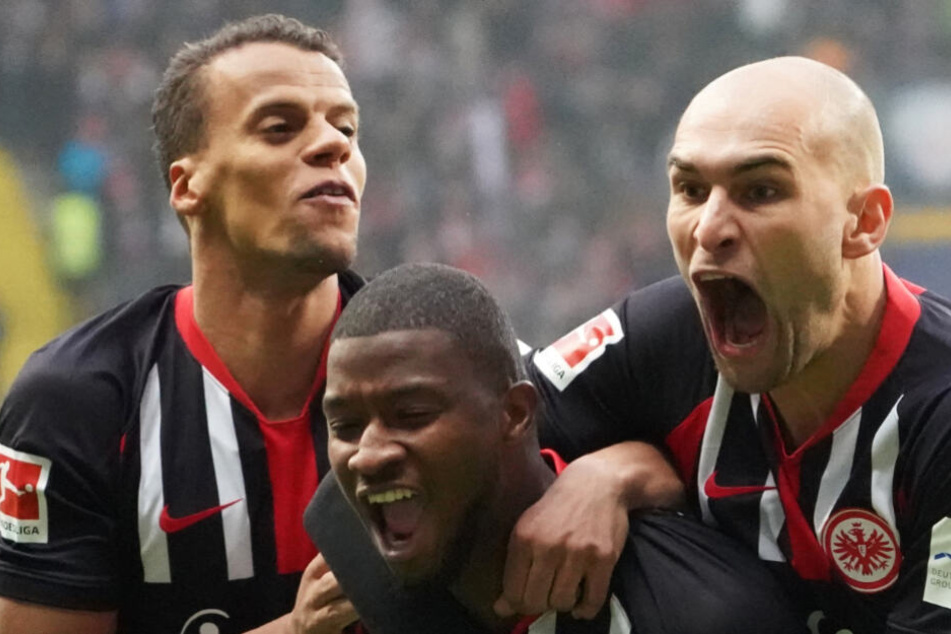 Der Frankfurter Almamy Toure (Mitte) jubelt am 25.01.2020 nach dem 1:0 mit Timothy Chandler (l.) und Bas Dost.