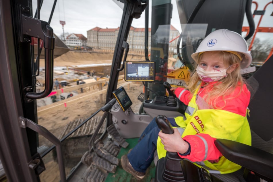 Kindergarten, Schule und irgendwann später Baustelle? Die fünfjährige Sophie saß im Bagger schon mal Probe.