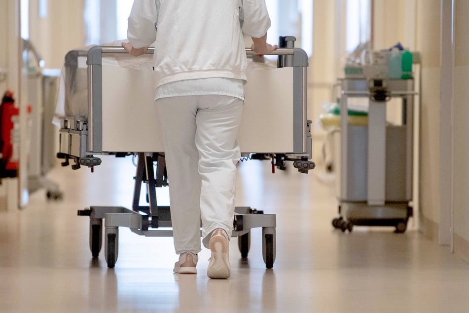 Ein 31-jähriger Mann musste im Krankenhaus wegen schwerer Gesichtsverletzungen behandelt werden. (Symbolfoto)