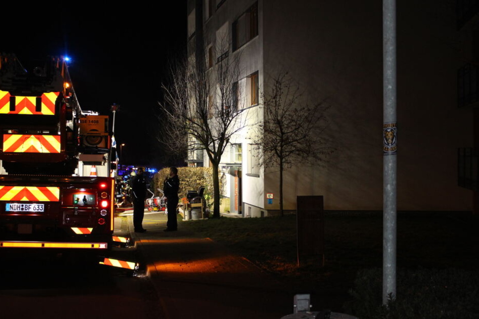 Die Feuerwehr musste mehrere Menschen mit einer Drehleiter retten.