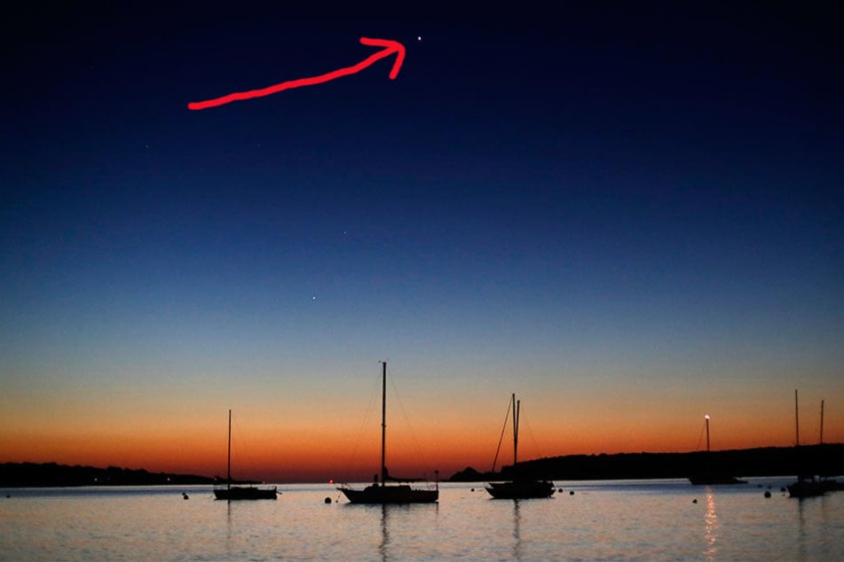 Der Planet Venus ist am 13.09.2017 in South Portland (USA) oben in der Mitte des Bildes zu sehen. Der Planet Mars geht links unter Venus auf. Im Hintergrund beginnt der Sonnenaufgang über dem Willard Beach.