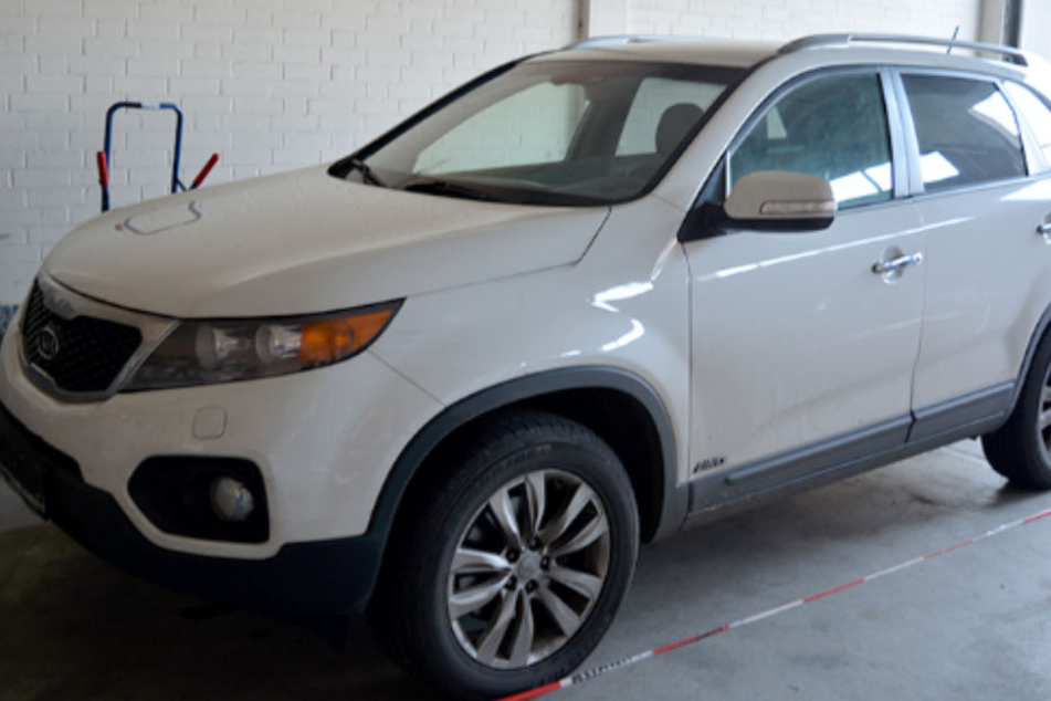 Auch Beobachtungen eines solchen weißen Kia Sorento könnten bei den Ermittlungen helfen.