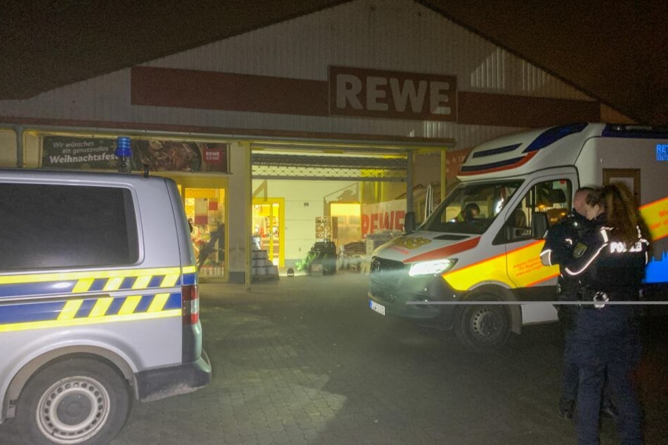 Am Mittwochabend ist dieser REWE-Markt in Magdeburg überfallen worden.