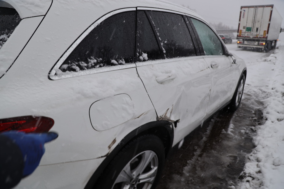 Bei einem Unfall in Höhe der A4-Raststätte "Auerswalder Blick" wurde ein Mercedes beschädigt.
