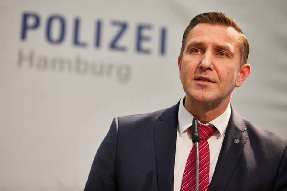 Polizeipressesprecher Timo Zill äußerte sich in Hamburg bei der Pressekonferenz Soko "Schwarzer Block" zur Fahndung nach mutmaßlichen G20-Gewalttätern.