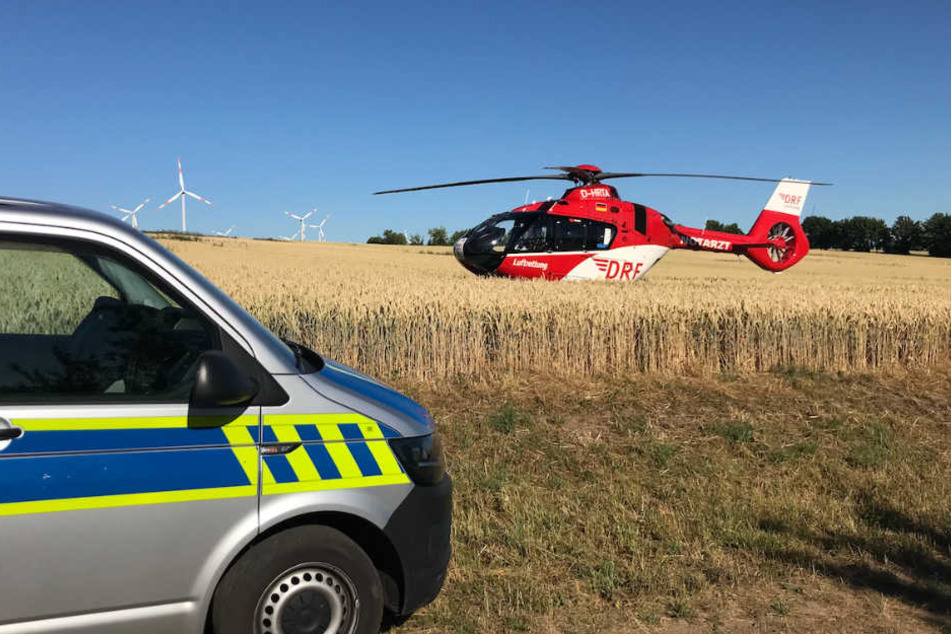 Der verletzte Fahrer wurde mit einem Rettungshubschrauber ins Krankenhaus gebracht.