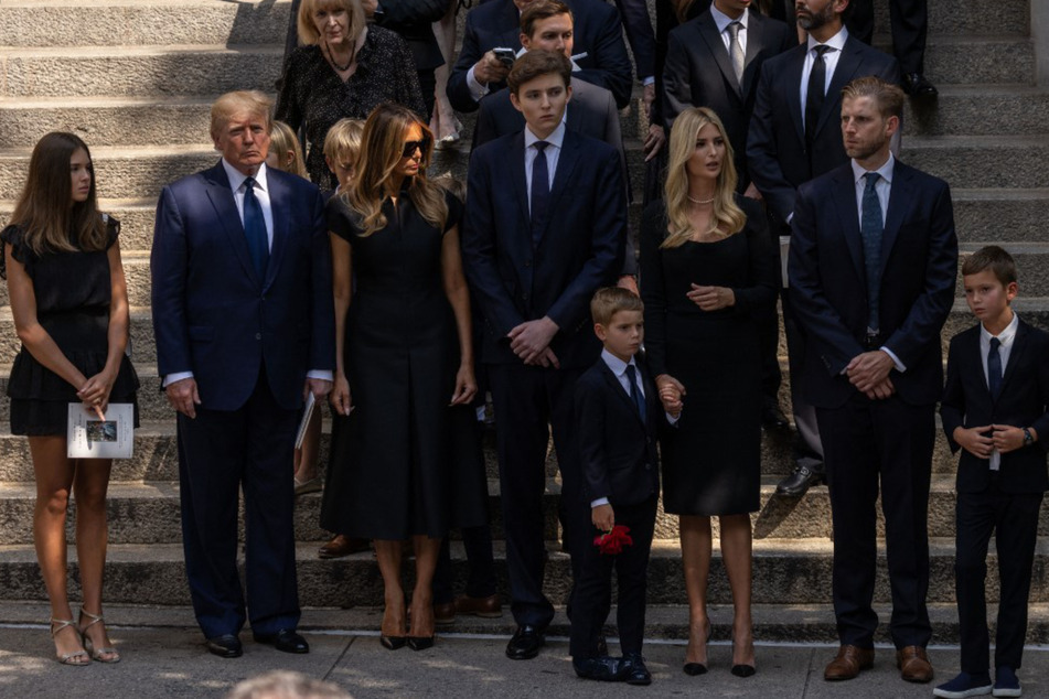 Nach der Trauerfeier von Ivana Trump versammelte sich der Trump-Clan vor der Kirche