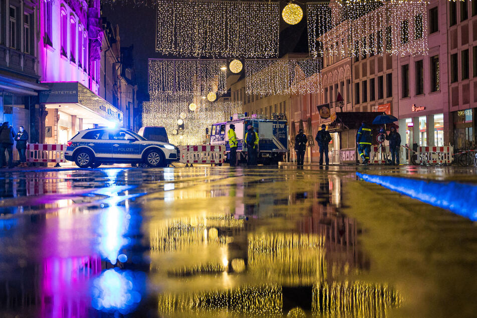 Kräfte der Polizei und des THW sperren am Dienstagabend den Zugang zur Fußgängerzone in Trier.