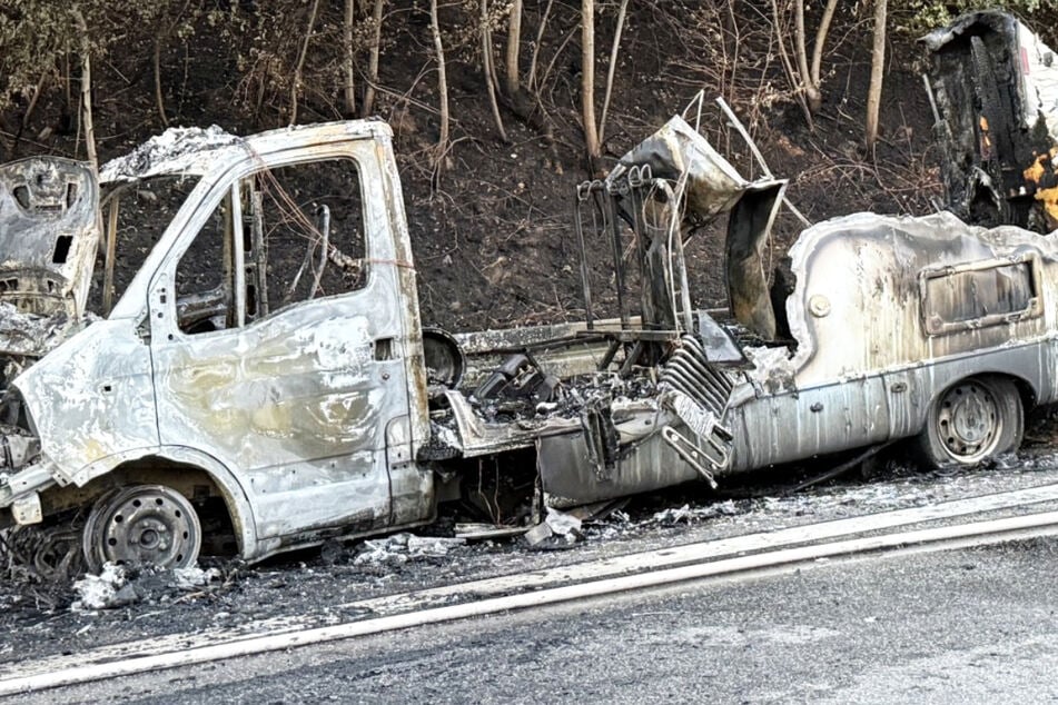 Das Feuer sprang von dem Renault erst auf die Böschung und von dort auf ein angrenzendes Waldstück über.