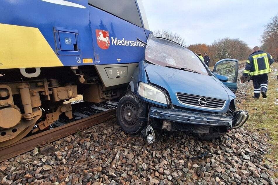 Am Samstag erfasste ein Regionalzug einen Opel, der sich aus noch ungeklärter Ursache auf den Schienen am Bahnübergang befand.