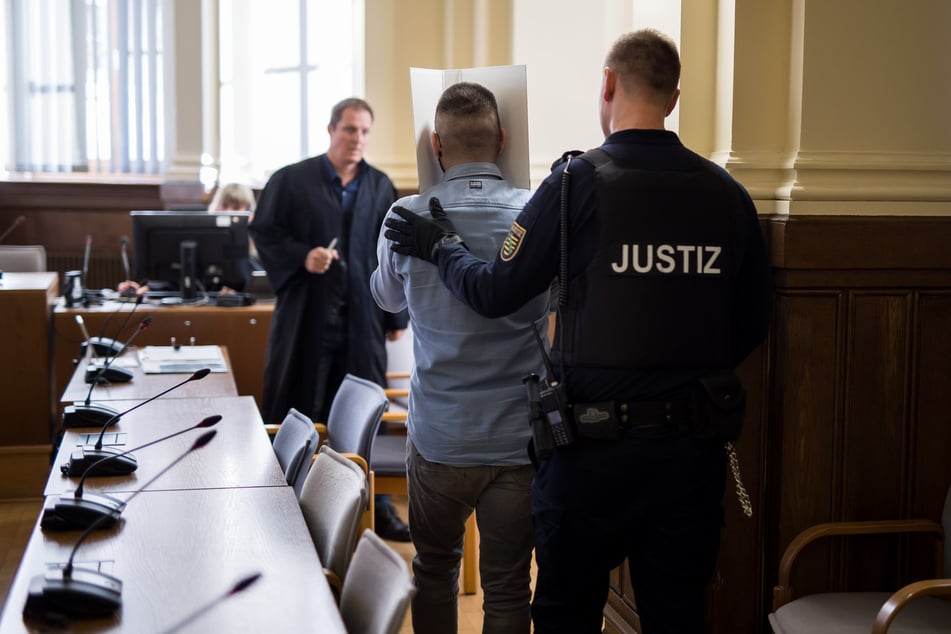 Das Gesicht in einen Aktenordner vergraben, wurde Marcus L. (33) in den Gerichtssaal geführt. Er möchte möglichst bald freigelassen werden.