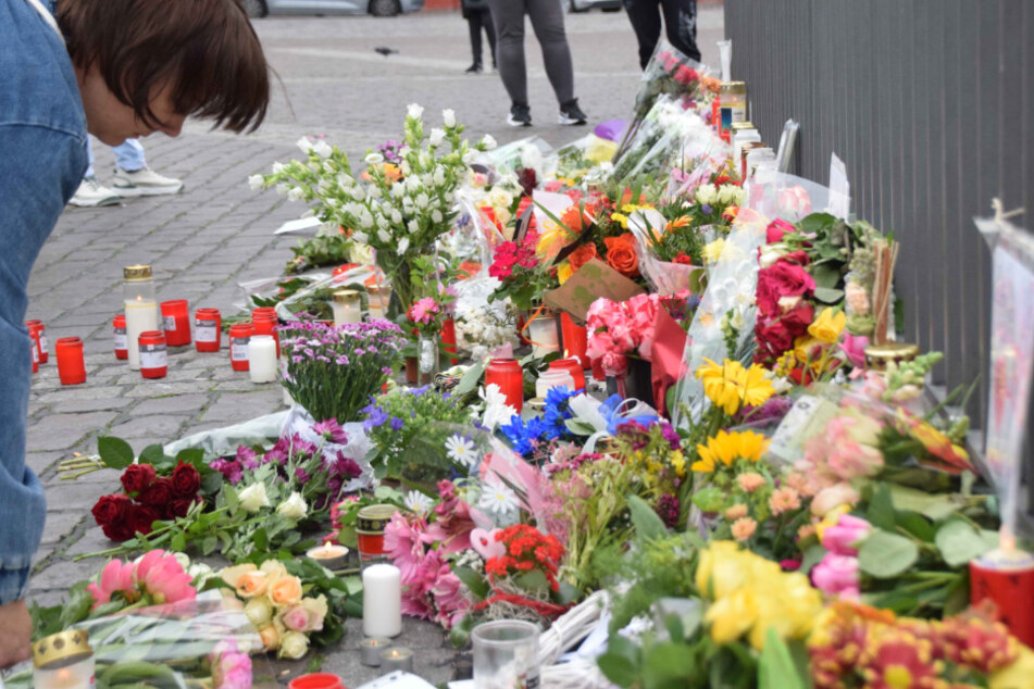 Seit dem vergangenen Freitag legen unzählige Menschen Blumen als Zeichen des Gedenkens an den Tatort.