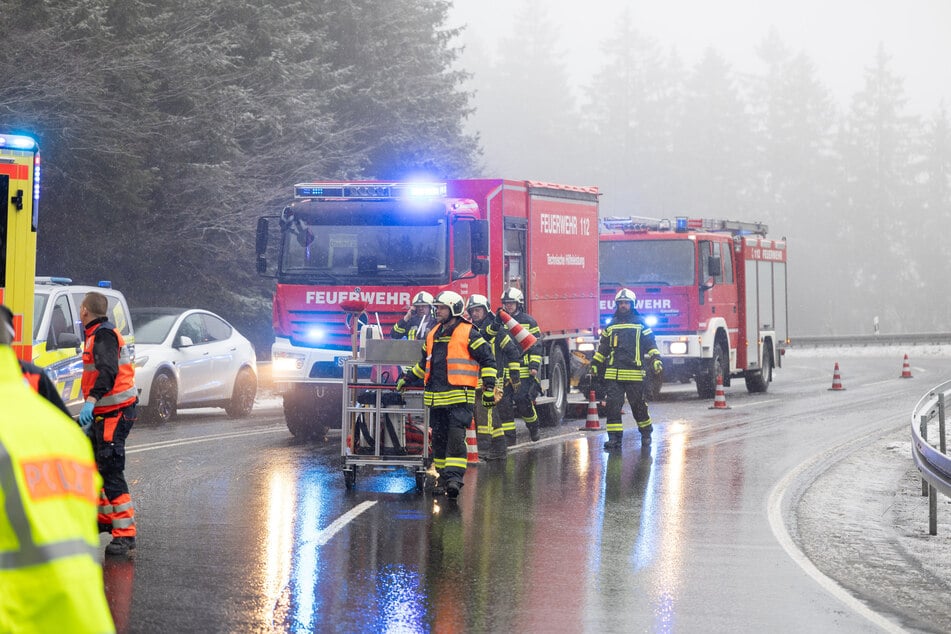 Die Feuerwehr Oberhof kümmerte sich um die auslaufenden Betriebsstoffe.