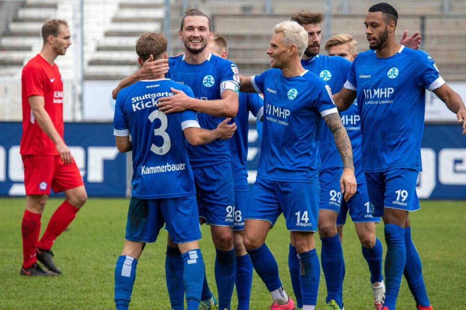 Die Spieler der Stuttgarter Kickers jubeln nach einem Treffer beim 4:1-Erfolg gegen den FC Nöttingen.