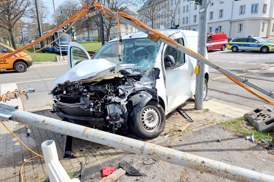 Ein Renault-Kleintransporter krachte am Dienstag in Chemnitz mit einer Straßenbahn zusammen. Dabei wurden auch zwei Ampeln umgefahren.