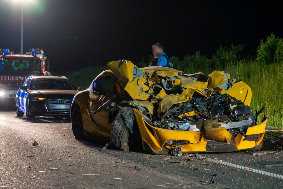 Der Sportwagen wurde bei dem Crash stark beschädigt.