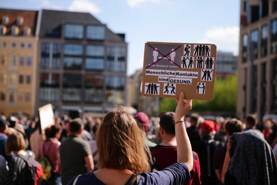 Einige Teilnehmer kritisierten das Abstandsgebot, wie beispielsweise auf diesem Schild zu sehen ist.
