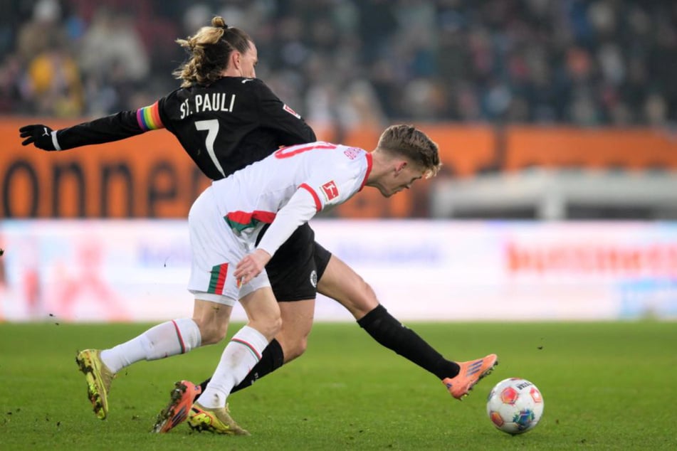 Kapitän Jackson Irvine (32, hinten) nahm die Offensive der Kiezkicker in Schutz.