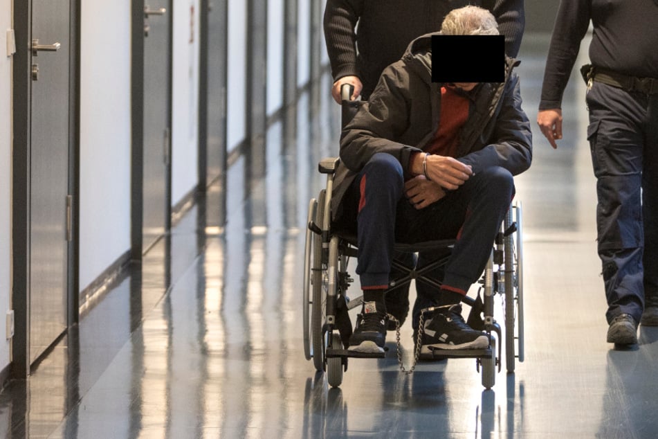 Zum Prozess wurde Bujar G. (54) noch im Rollstuhl gebracht. Laut Gutachter ist er aber verhandlungsunfähig und durfte heim.