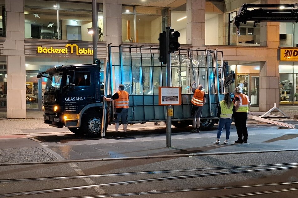 Kurz nach 22.15 Uhr konnte der Abtransport der beschädigten Scheibe stattfinden.