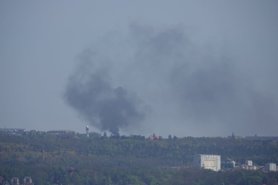 Unweit des Dresdner Flughafens stieg eine dichte Rauchwolke auf.