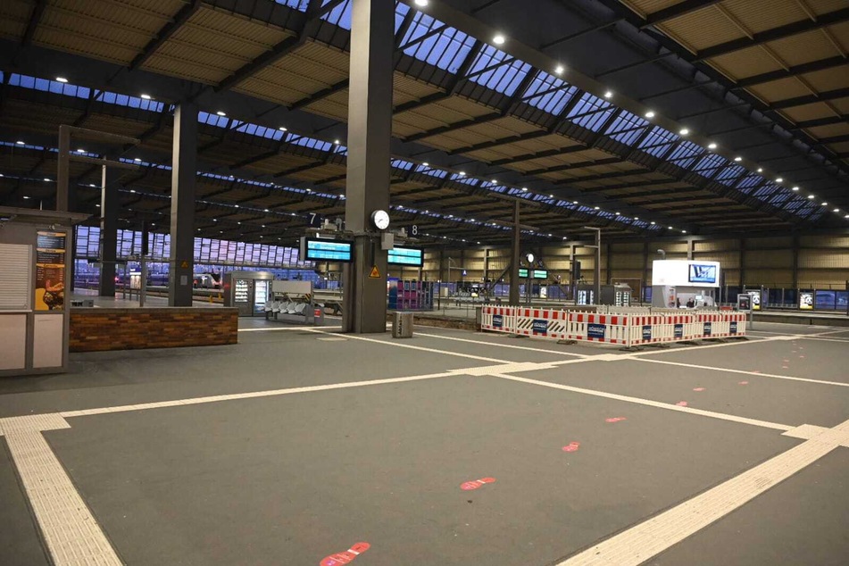 Der Chemnitzer Hauptbahnhof ist wie leergefegt.