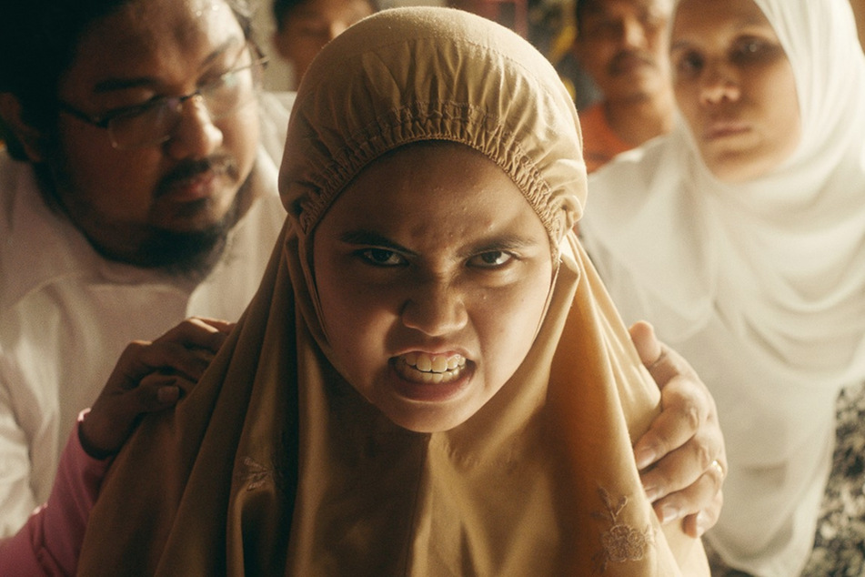 Im Film "Tiger Stripes" macht die 12-jährige Zaffan (Zafreen Zairizal, M.) eine buchstäblich monströse Verwandlung durch.
