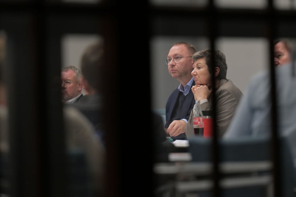 Verdi-Chef Frank Werneke (58, l.) und Vorstandsmitglied Sylvia Bühler (65) beantworten in Potsdam Fragen von Gewerkschaftsmitgliedern – im Kongresshotel laufen die Tarifverhandlungen für den öffentlichen Dienst der Länder.