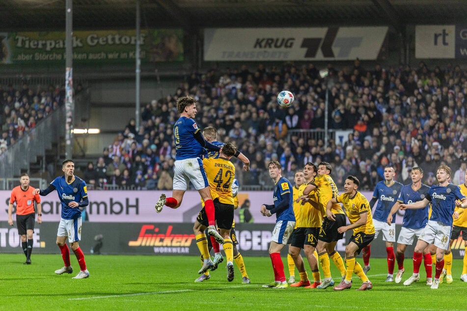 Phil Harres (l.) sprang in dieser Szene höher als Friedrich Müller. Tim Schreiber konnte den Kopfball parieren.